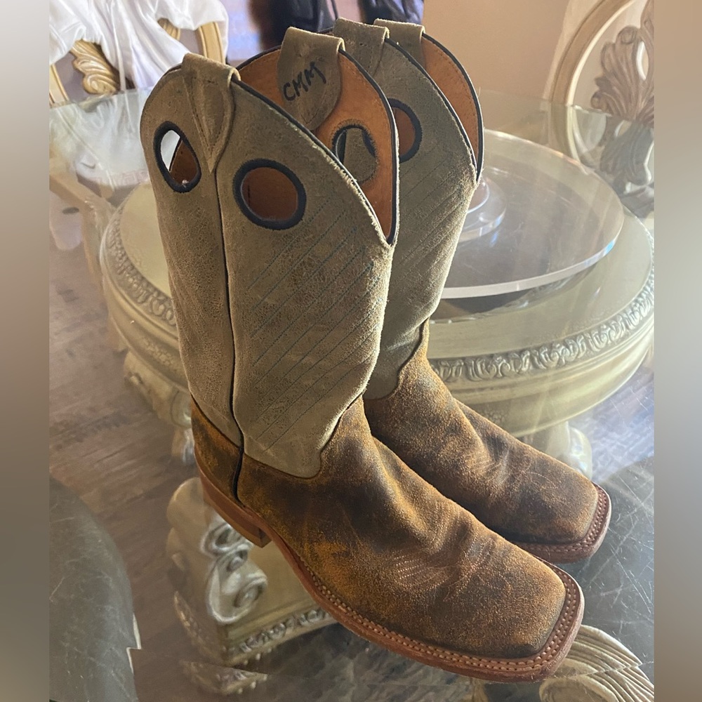 Great condition Justin square toe rough out embroidered men’s boot. 7.5D